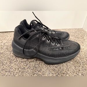 nike max infuriate 2 black size 5 EUC